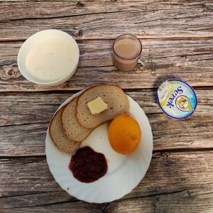 Zdjęcie przedstawia Dietę podstawową:  Kakao Zacierka na mleku Chleb mieszany pszenno-żytni Masło extra Dżem Pomarańcza Serek homo naturalny